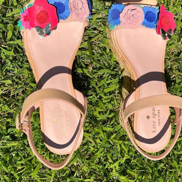 NIB $289 kate spade | Tinsley | Leather Wedges with Floral Detail & Natural - Picture 16 of 17